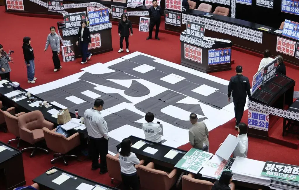 圖為民進黨立委3月28日占領主席台，並在議場中央布置大型的「罷」字。（示意圖/資料照）