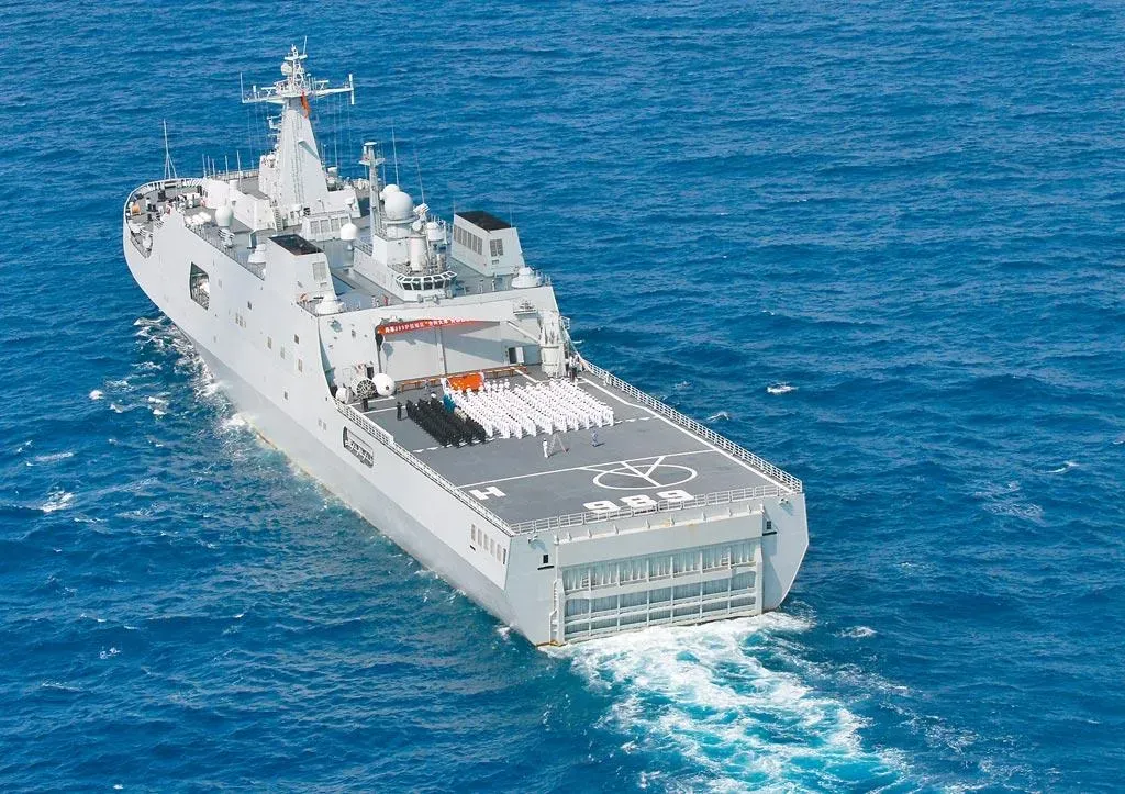 解放軍071型船塢登陸艦長白山艦。（資料照／新華社）