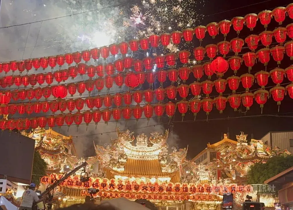 台中市大甲區鎮瀾宮媽祖遶境進香4日晚間10時45分起駕，60萬信眾簇擁恭送媽祖，現場廟埕與周邊巷弄都是人潮。（圖／中央社）