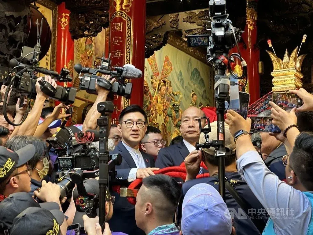 台中市大甲區鎮瀾宮媽祖遶境進香4日晚間起駕，立法院院長韓國瑜（右）、副院長江啟臣（左）出席上轎典禮。（圖／中央社）
