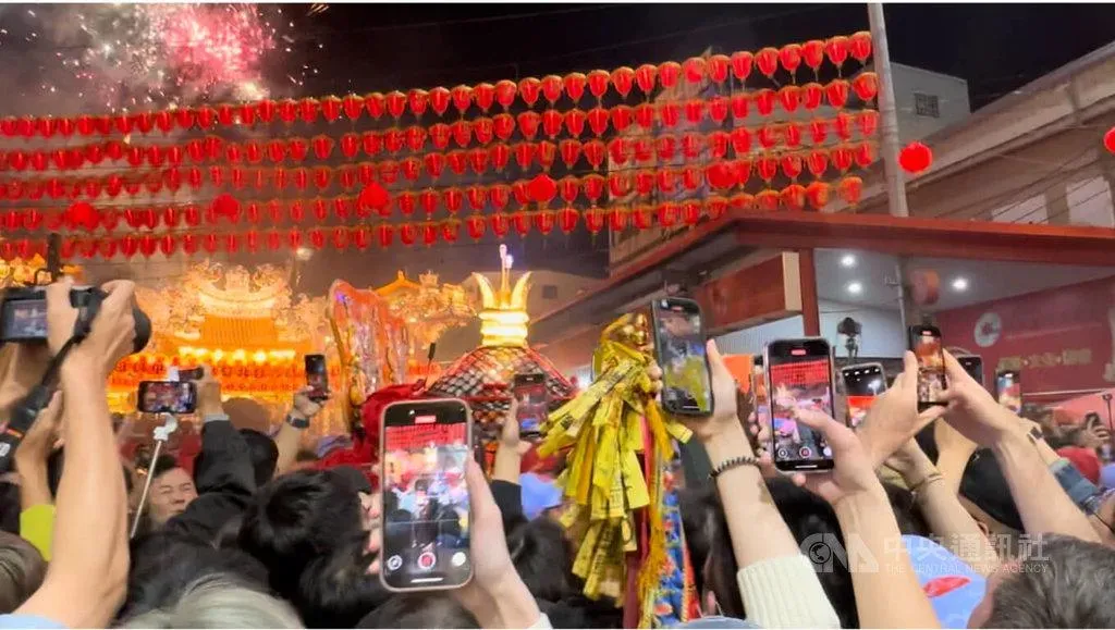 台中市大甲區鎮瀾宮媽祖遶境進香4日晚間起駕，廟方施放煙火，璀璨了大甲城的夜空。（圖／中央社）