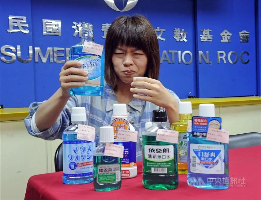 食藥署近日預告「化粧品成分使用限制表」修正草案，刪除硼酸（Boric acid）使用規定，預計明年7月1日起硼酸將不得使用於化粧品中的「非藥用牙膏及漱口水」。（圖／中央社）