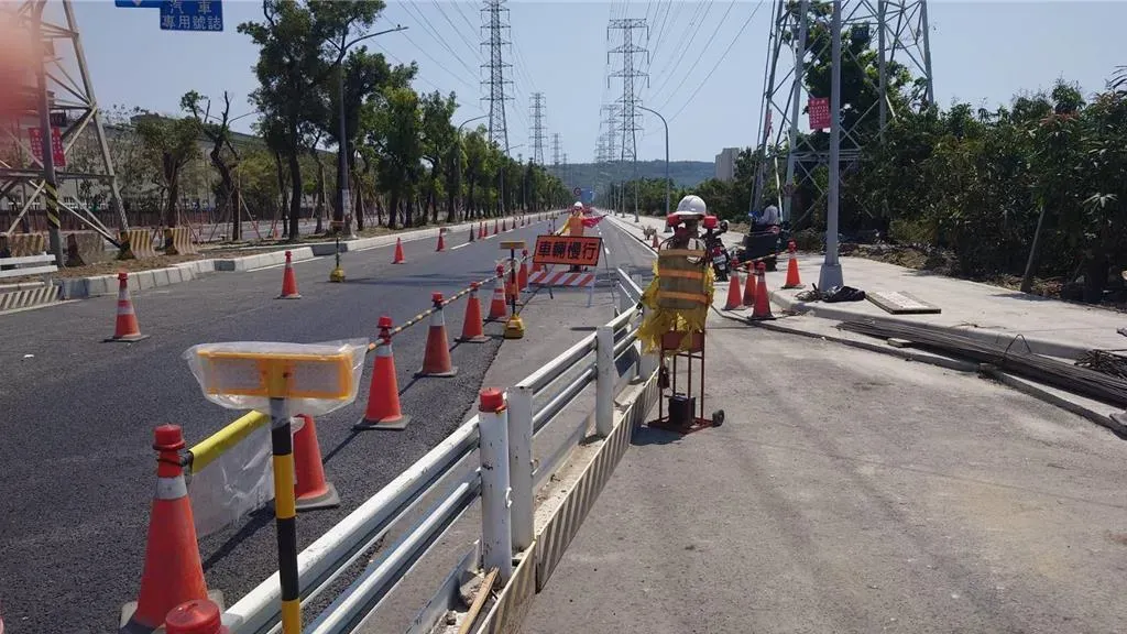 加裝反光導標及警示燈。（圖／翻攝畫面）