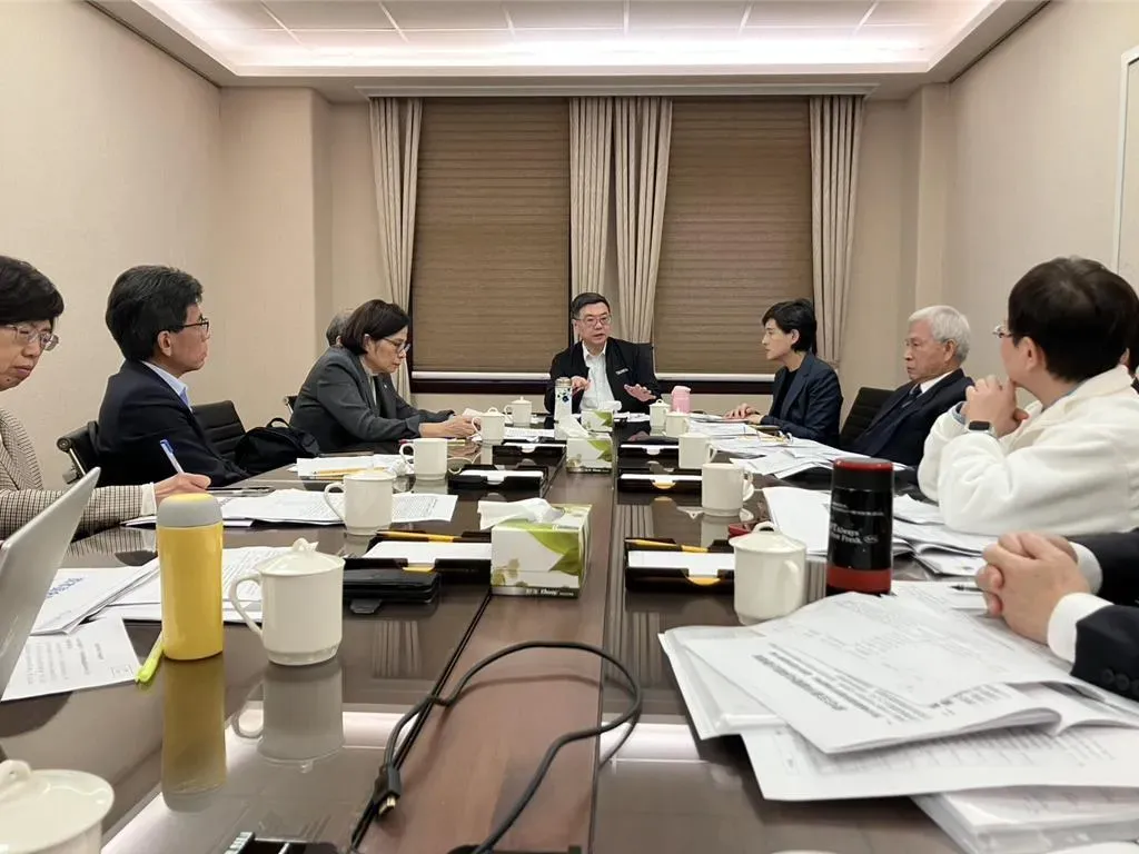 卓榮泰召開會議聽取金融報告。(圖/行政院提供)