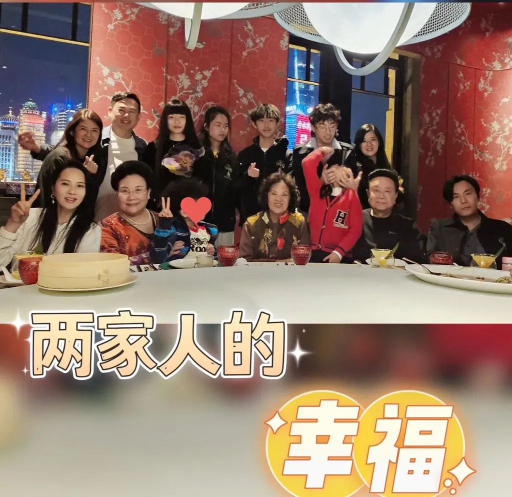 伊能靜曬兩家人合照。(圖/伊能靜 小紅書)