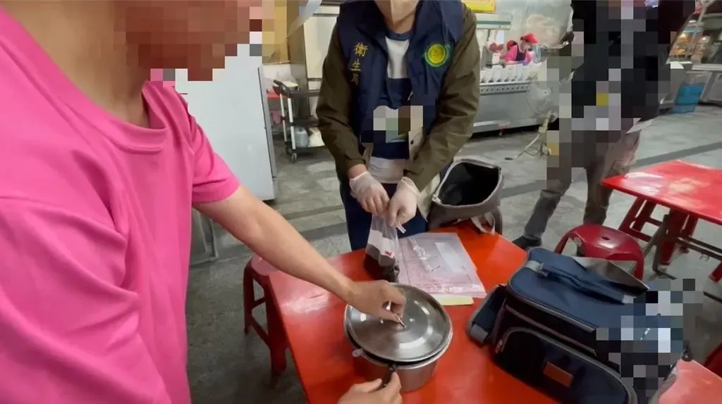 高雄楠梓區豆漿店被民眾發現醬油盆內竟有蟑螂，為保障食安，衛生局5日前往該店稽查，現場醬油醬料未發現蟑螂蹤跡，已抽驗檢體送驗。（圖／衛生局提供）