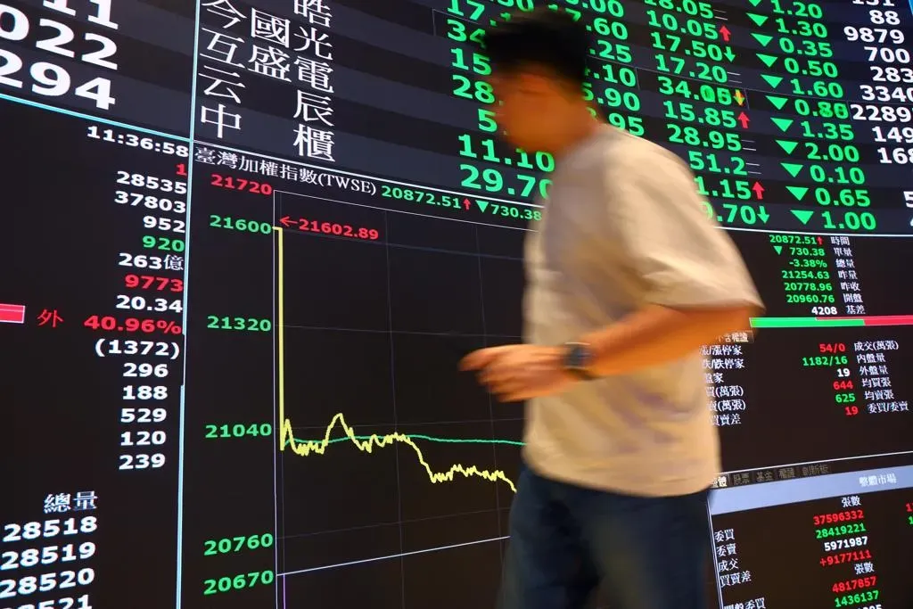 全球股市被川普關稅大刀砍中,台灣被課32%對等關稅超乎市場預期,下週台股恐迎最慘黑色星期一。(圖/資料照)