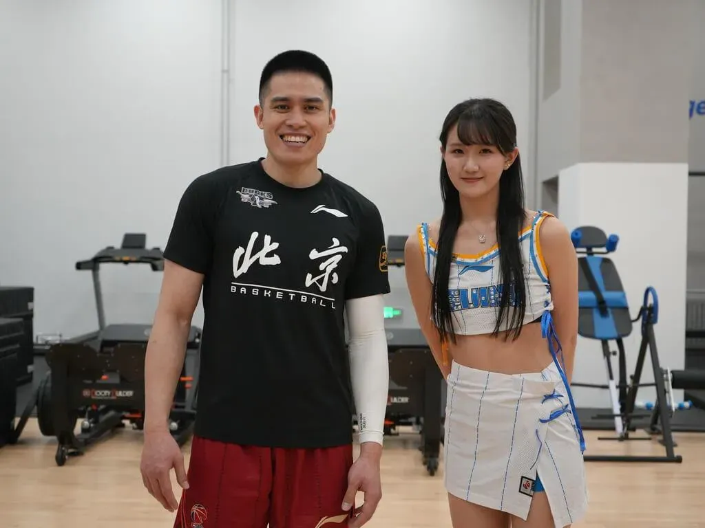 陳盈駿和同樣來自台灣的啦啦隊女孩李宏薪(右)以不同方式替球隊注入能量。(圖/中華文化教育暨體育交流促進會提供)