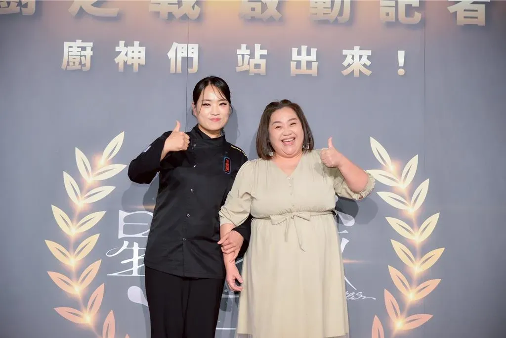 鍾欣凌跟名廚鄭智善（左）。（圖／三立 提供）