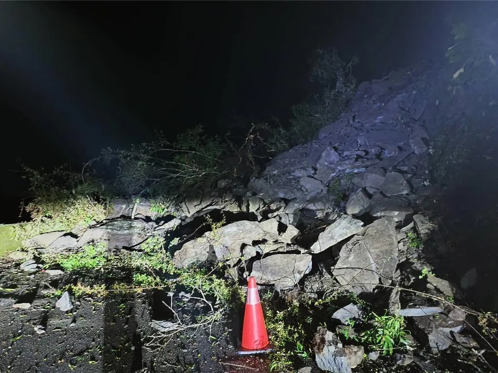 大雪山林道29.4K土石崩落無法通行，即日起暫時休園。（圖／林保署提供）