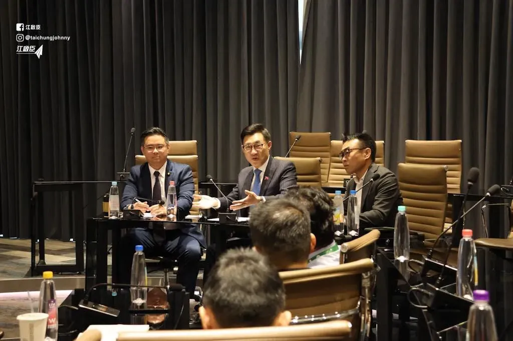 江啟臣說，近日與傳產業者會談時，有不少企業反映貨物卡在港口、「做四休三」公時減半等問題。（圖／翻攝江啟臣臉書）