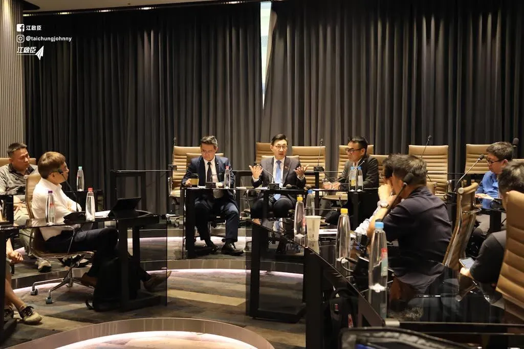 江啟臣說，近日與傳產業者會談時，有不少企業反映貨物卡在港口、「做四休三」公時減半等問題。（圖／翻攝江啟臣臉書）