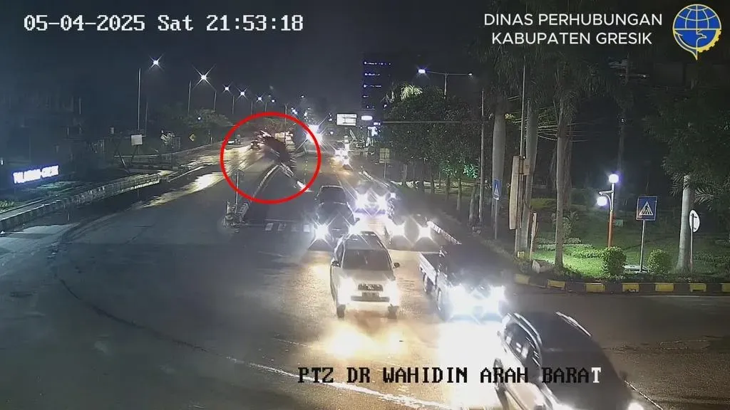 印尼轎車「炮彈式」飛出嚇壞用路人。（圖／翻攝TikTok）