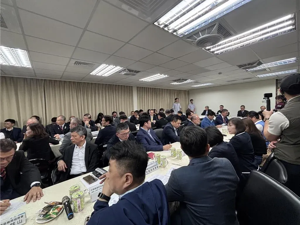 行政院長卓榮泰開啟環台的產業座談會10日,首站到桃園市中壢產業園區服務中心。(圖/中時廖姮玥攝)
