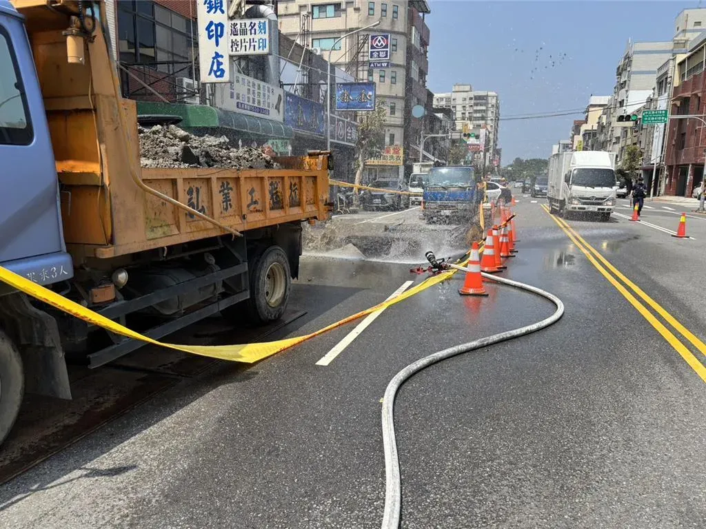 現場已進行灑水周邊防護。(圖/新竹市消防局提供)