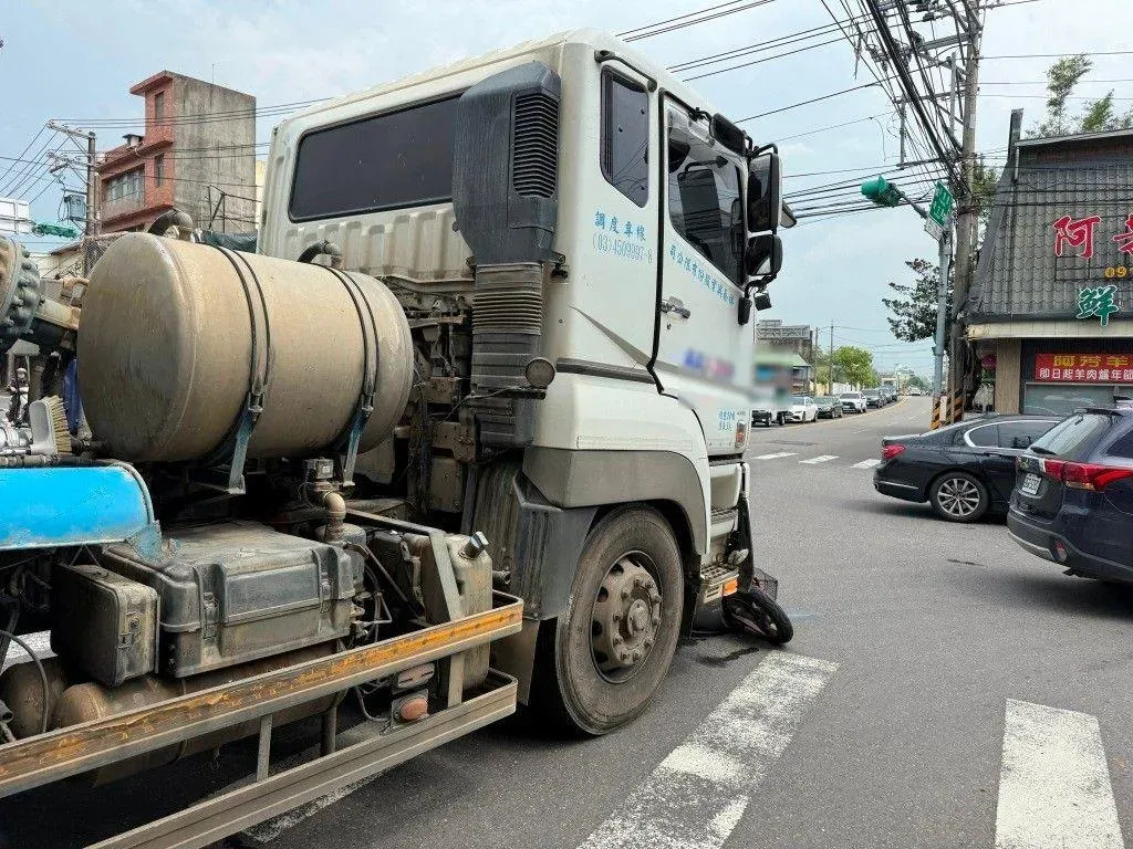 桃園預拌車撞上機車，婦人左腳粉碎送醫。（圖／翻攝畫面）