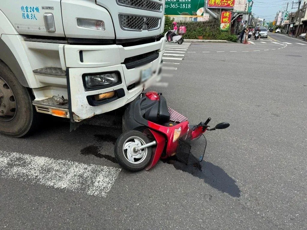 桃園預拌車撞上機車，婦人左腳粉碎送醫。（圖／翻攝畫面）