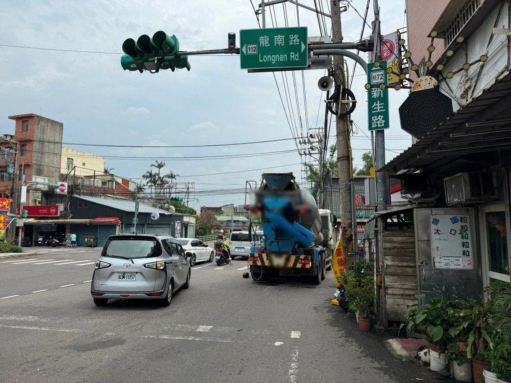 桃園預拌車撞上機車，婦人左腳粉碎送醫。（圖／翻攝畫面）