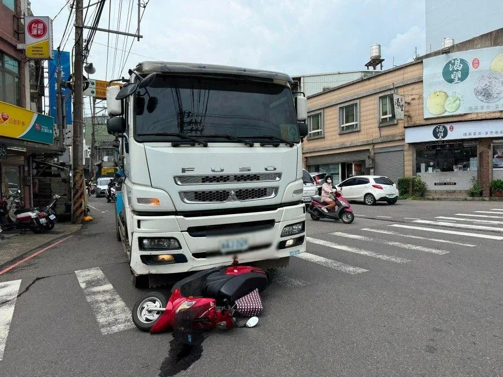桃園預拌車撞上機車，婦人左腳粉碎送醫。（圖／翻攝畫面）