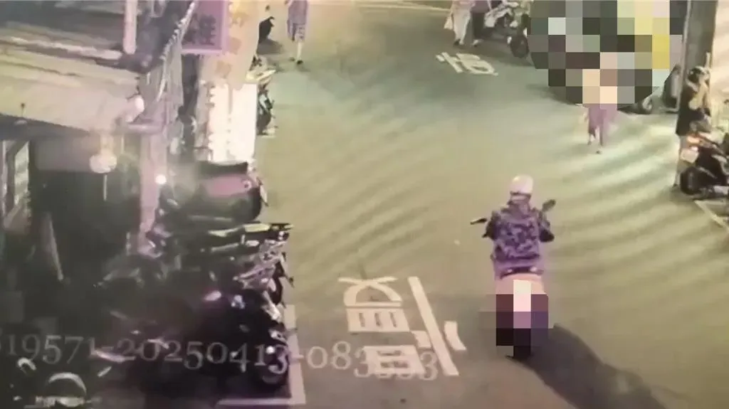 板橋一名男子涉嫌猥褻女童，騎機車逃逸。（圖／翻攝畫面）