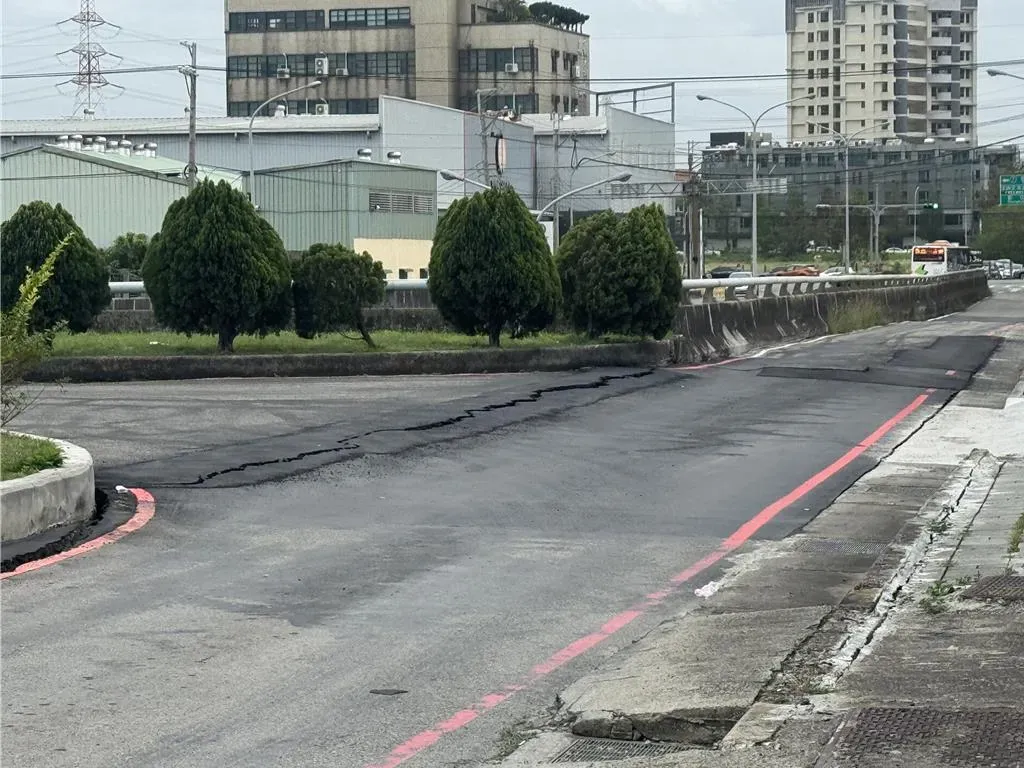 台中市烏日區高鐵二路路面13日出現長逾20公尺裂縫，嚇壞居民。（圖／中國時報潘虹恩攝）