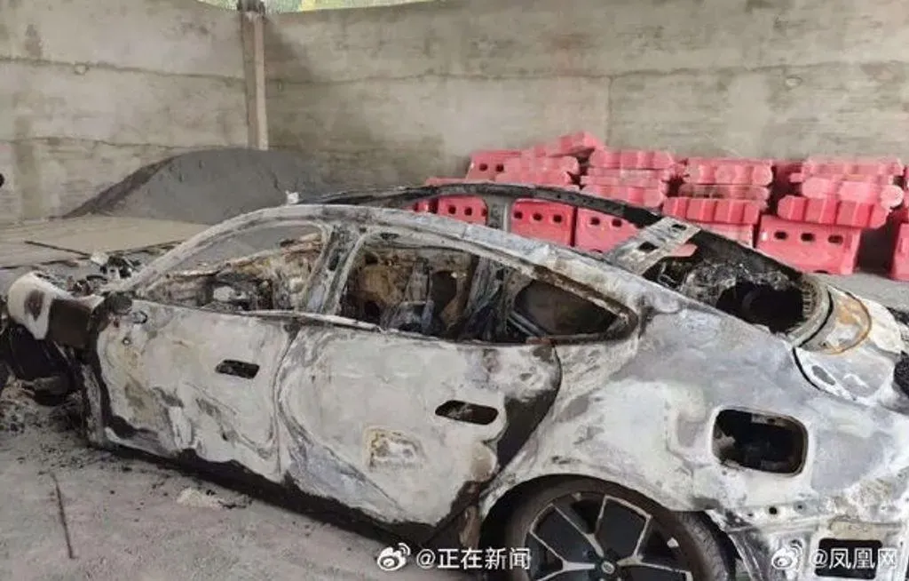 上月底在安徽銅陵出事的小米車輛，被燒得面目全非。（圖/翻攝新浪微博）