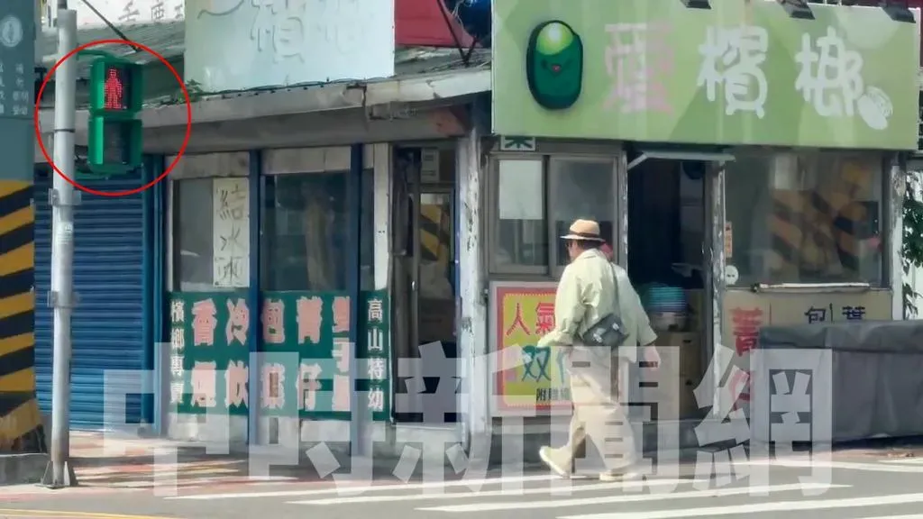 對於當街闖紅燈行為,許效舜坦言錯誤示範。(圖/中時新聞網)