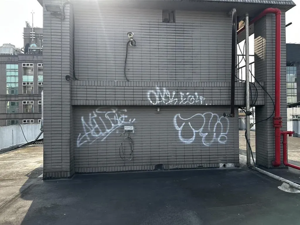 日本24歲滑板選手池田大亮在台北市噴漆破壞某處住宅大樓。(圖/翻攝照片)