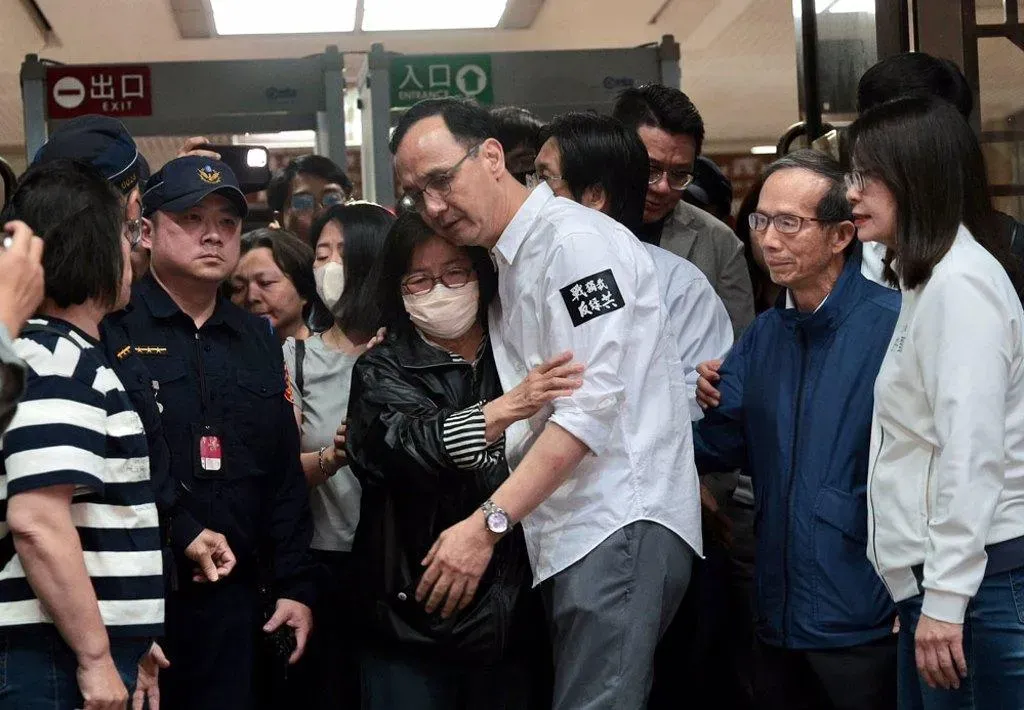 台北地檢署偵辦國民黨台北市黨部連署涉偽造文書案,18日清晨複訊後聲押4人,台北地院19日凌晨5時裁定黃呂錦茹(中)、曾繁川無保請回,初文卿、姚富文 2人羈押禁見;黃呂步出地檢署大門時,步伐有不穩,與國民黨主席朱立倫相擁。(圖/中時郭吉銓攝)