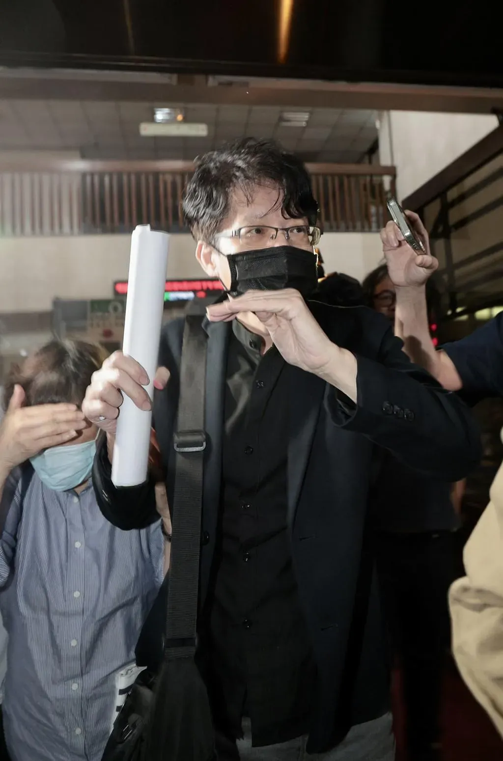 台北地檢署偵辦國民黨台北市黨部連署涉偽造文書案,檢察官18日清晨複訊後聲押4人,台北地院19日凌晨5時裁定黃呂錦茹、曾繁川(前)無保請回。(圖/中時郭吉銓攝)