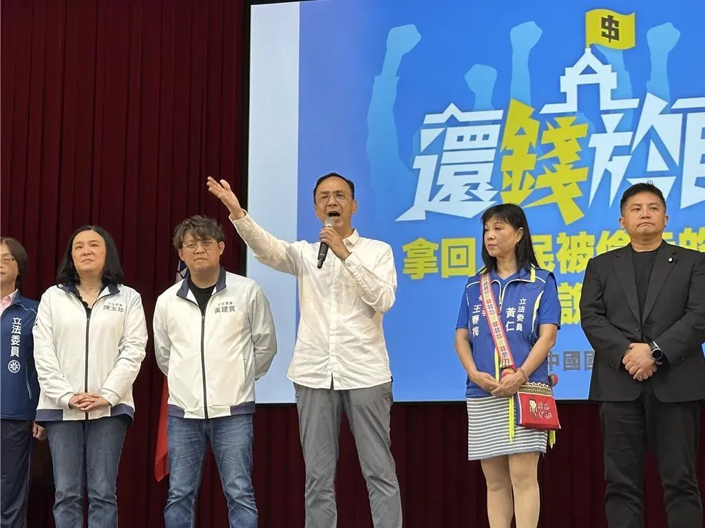 國民黨主席朱立倫19日上午往台東寶桑國中學生活動中心，參加縣黨部舉辦「還錢於民」政策說明會。（圖／中時蔡旻妤攝）