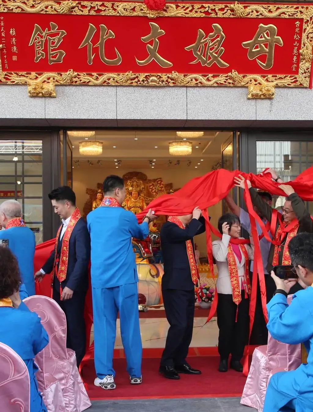 總統賴清德與台北市長蔣萬安等人今同台出席活動,在揭牌儀式時,突然發生紅布條從上方蓋住賴清德頭頂的插曲。(圖/資料照)