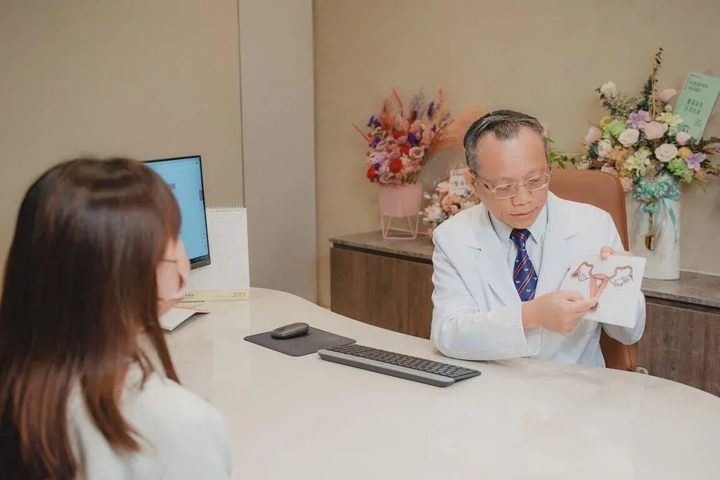 台中禾馨宜蘊生殖中心副院長吳成玄(右)說,凍卵療程對年輕癌症患者是龐大支出,盼中央接棒補助。(圖/宜蘊醫療提供)
