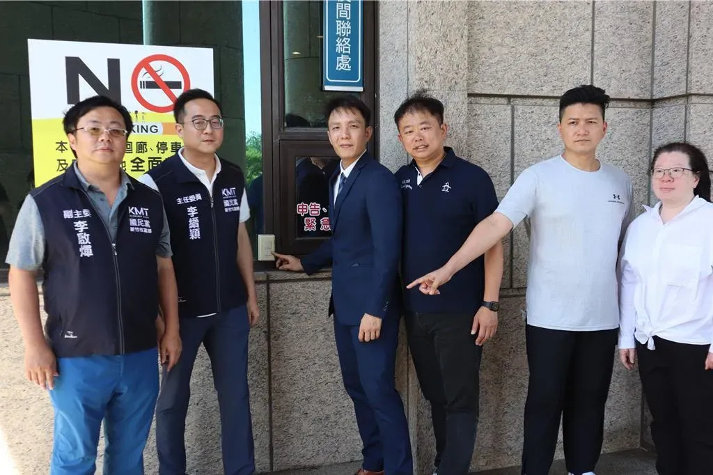 新竹市議會國民黨團以及黨部主委李縉穎（左二）22日下午2時到新竹地檢署提告陽明交大教授林志潔違反選罷法。（圖／中時邱立雅攝）