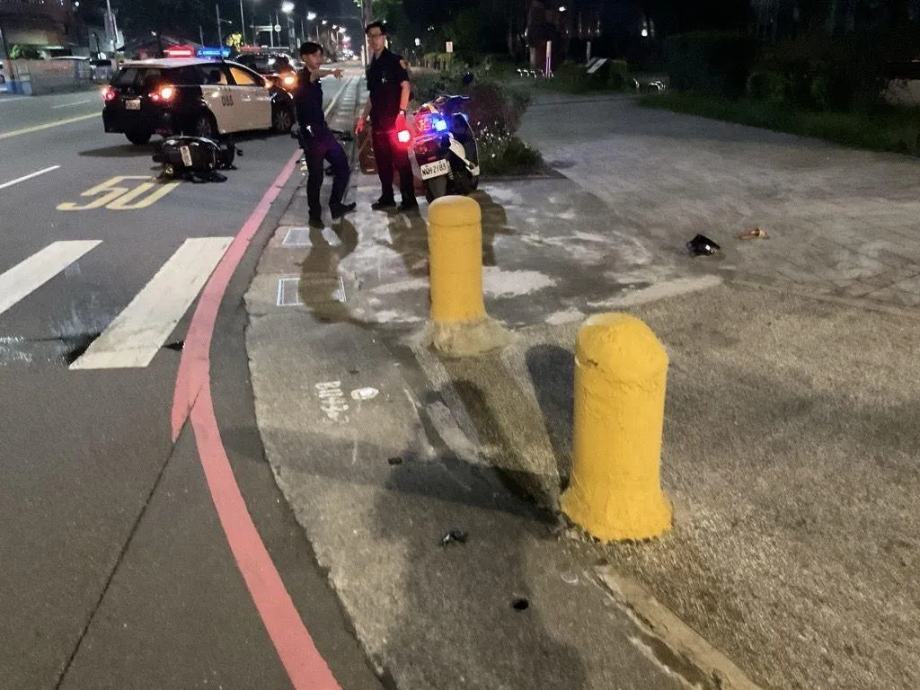 基隆市七堵區23日凌晨發生一起嚴重車禍意外，造成1死2傷，涉事3人均為王品集團旗下西堤牛排品牌的員工。（圖／翻攝畫面）