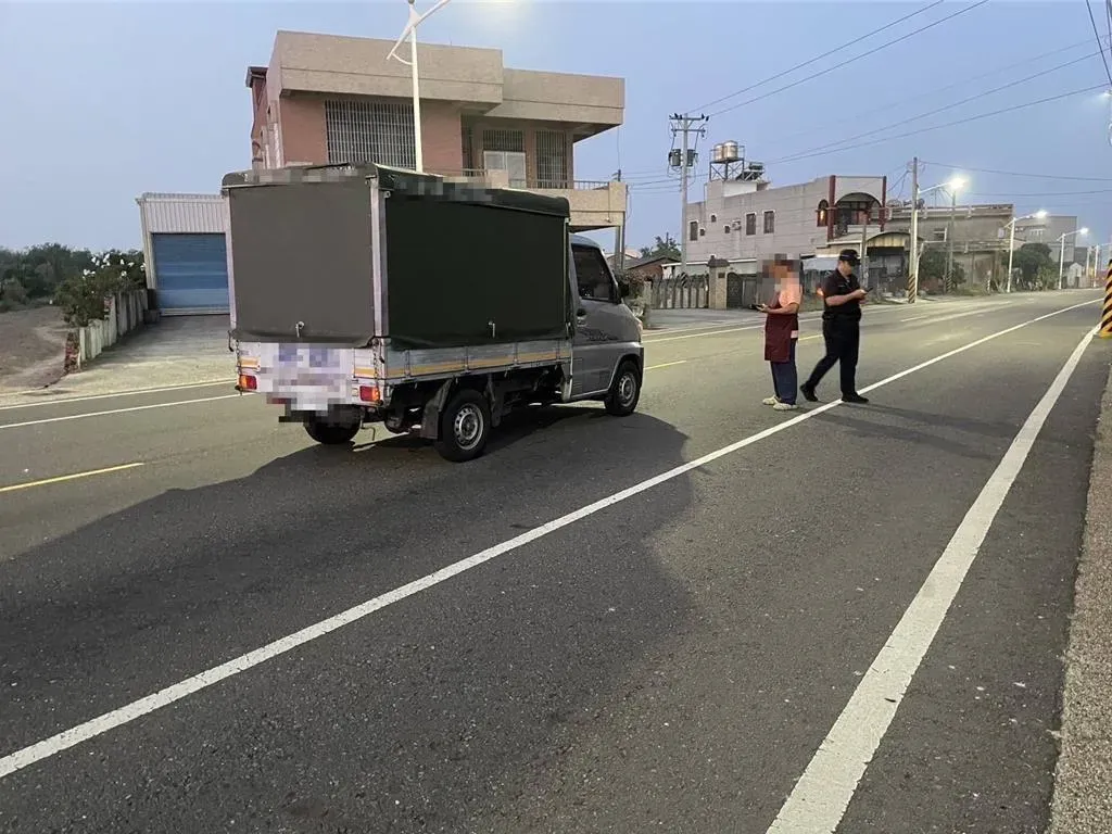 高雄1名80歲蘇姓老翁在住家前要過馬路，結果遭66歲呂姓男子開小貨車撞上。（圖/警方提供）