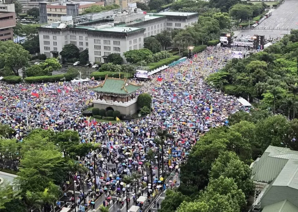 凱道人潮已包圍景福門並向外溢出。（報系資料照）