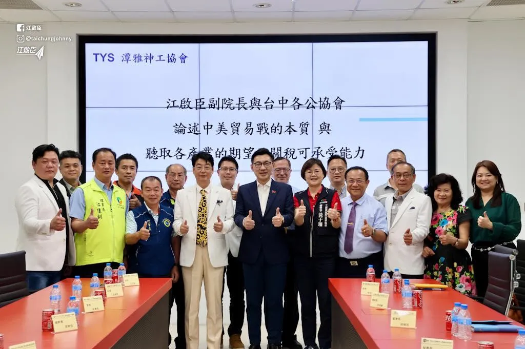 江啟臣與台中的產業界舉行座談,傾聽業者建議。(江啟臣臉書)