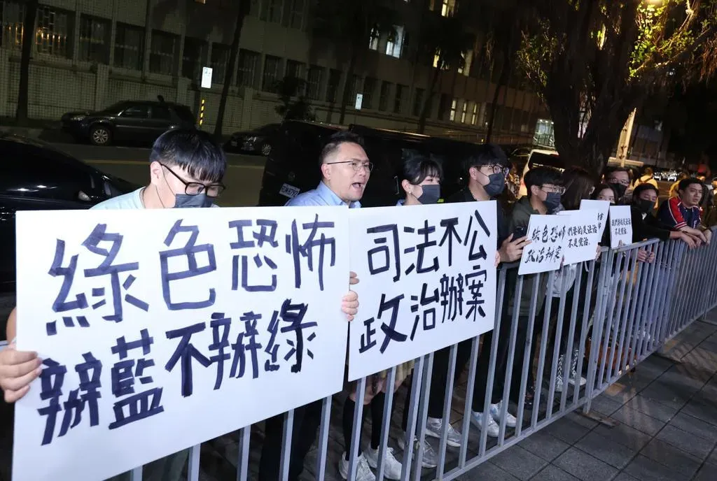 圖為國民黨台北市議員張斯綱及發言人楊智伃帶領青年軍前來聲援台北市黨部主委黃呂錦茹。(圖/資料照)