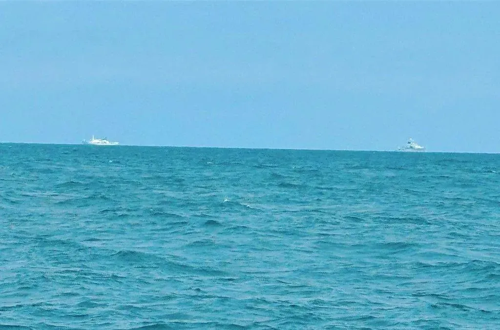 對岸的公務船與軍艦27日出沒海峽中線上,讓附近作業的澎湖漁船心驚驚,趕緊收網返航。(漁民提供/中時許逸民澎湖傳真)