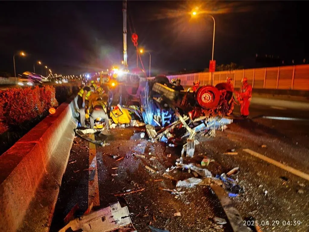 國道1號198公里南下彰化路段，今（29）日清晨發生聯結車撞小貨車，造成阮姓科大生送醫不治。（圖／翻攝畫面）
