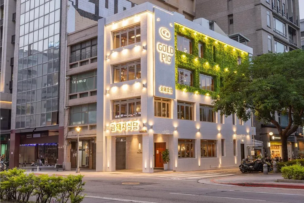 5月13日台北正式開幕「金豬食堂 Gold Pig」外觀建築已成為中山區打卡新據點。(圖/金豬食堂提供)