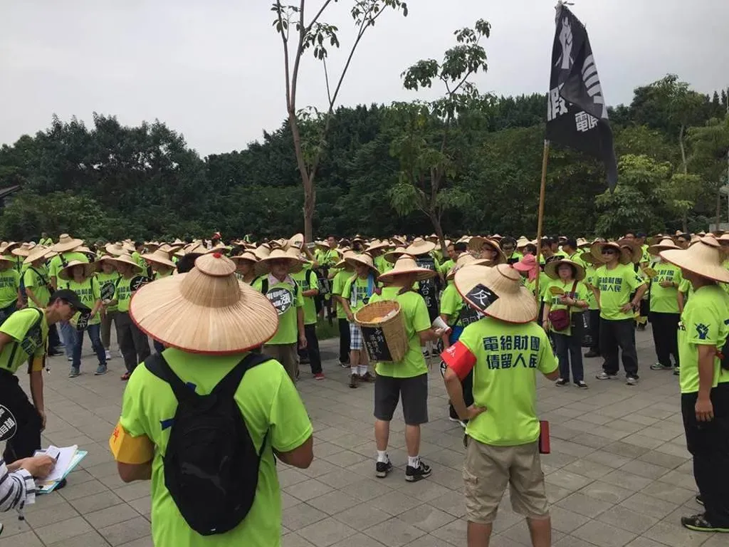 台電員工號召五一勞動節包圍經濟部,他們已無法再忍受高層為了配合政客一直粉飾太平,缺電的代價。(圖/取自氣候先鋒者聯盟臉書)