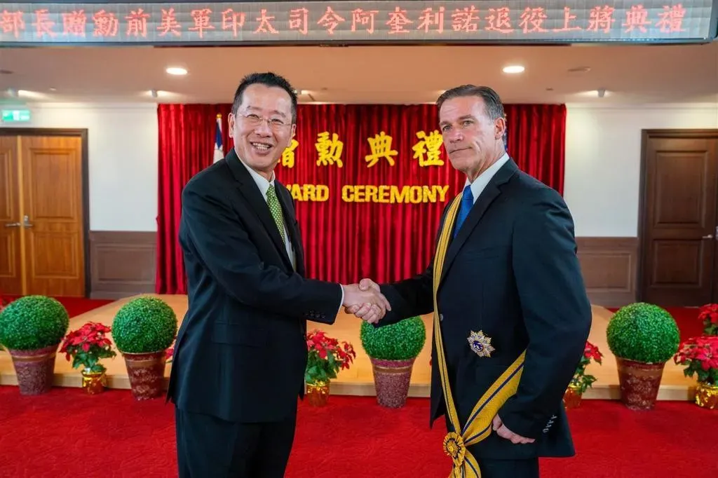 顧部長頒贈前美軍印太司令阿奎利諾上將「三等雲麾勳章」。(圖/軍聞社)