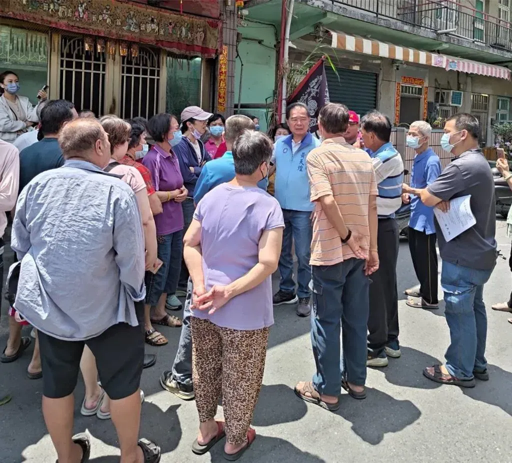 高雄市議員黃天煌與當地里長到場了解狀況。(圖/翻攝畫面)