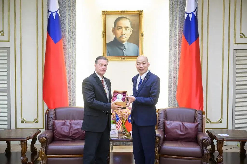 首頁 / 政治接見前美軍印太司令 韓國瑜：朝野支持強化國防預算2025/5/1 18:18（5/1 18:31 更新）立法院長韓國瑜（右）1日接見前美軍印太司令阿基里諾（左）一行，他表示，立法院朝野黨團一致支持強化國防預算，期盼台美攜手合作，共同維護印太地區的和平與安全。（圖／立法院提供）