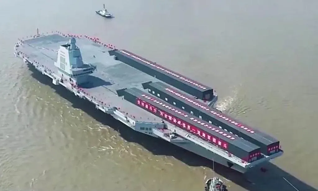 中國大陸大陸第3艘航母福建號，採用常規動力驅動，已具備電磁彈射。外界推測第4艘航母為核動力航母。圖為第3艘航母福建號。(圖/央視)