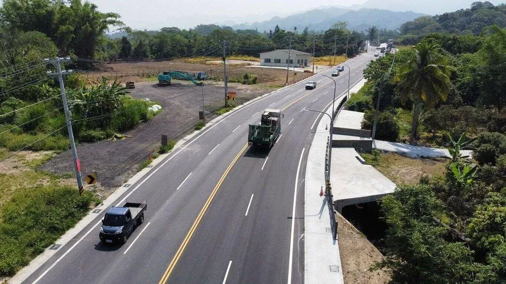 台南市白河區市道172線拓寬工程歷經3年，2日完工通車，將有助於紓解交通。（圖/台南市政府提供）
