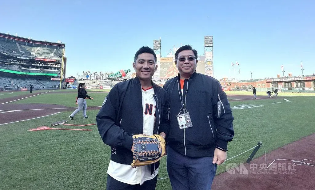 MLB巨人隊台灣日，高球名將潘政琮（左）開球，與長榮航空駐舊金山分公司總主任吳駿杰合影。（圖／中央社）