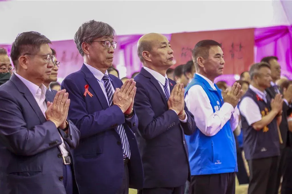 立法院長韓國瑜親赴苗栗參加藍委陳超明母親告別式。（圖／中時）